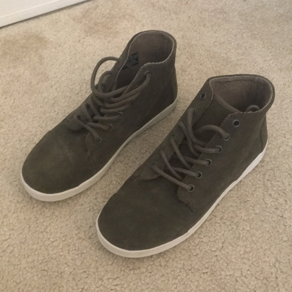 Tom’s Sneakers